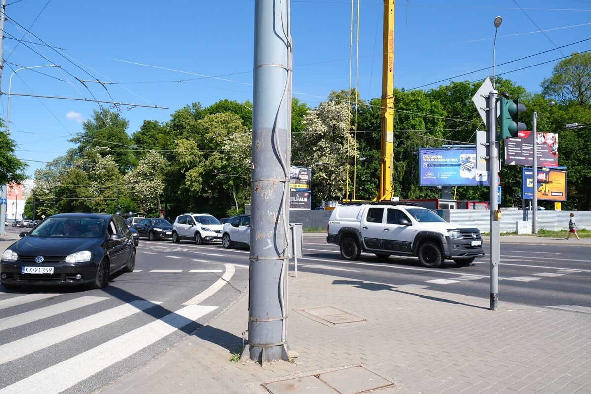 Niezabezpieczony kabel na słupie