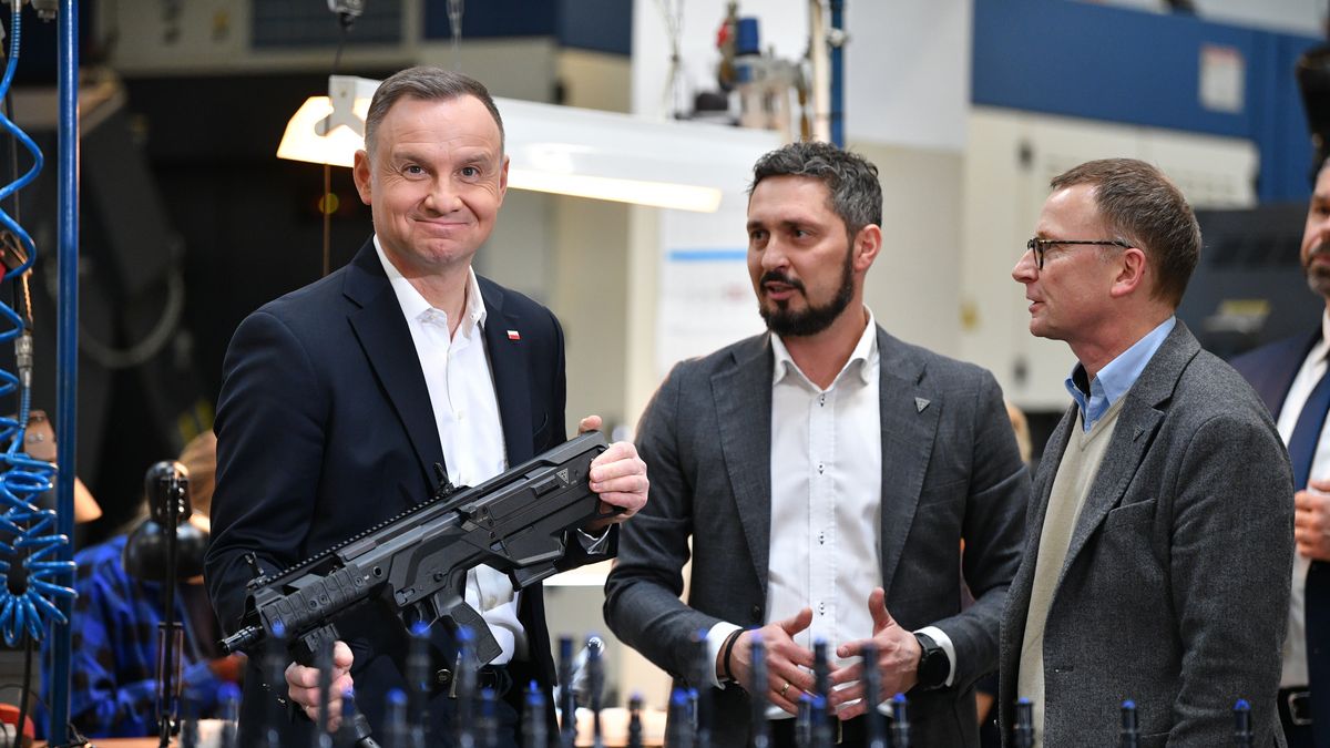 Radom, 17.03.2023. Prezydent RP Andrzej Duda (L), członek zarządu fabryki "Łucznik" Seweryn Figurski (C), prezes zarządu Wojciech Arndt (P) w Fabryce Broni �Łucznik� w Radomiu, 17 bm. Prezydent zapoznał się z realizowaną na potrzeby Sił Zbrojnych RP oraz innych polskich i zagranicznych odbiorców produkcją uzbrojenia, w tym karabinków MSBS GROT, a także planami rozwoju firmy. (ad) PAP/Piotr Polak