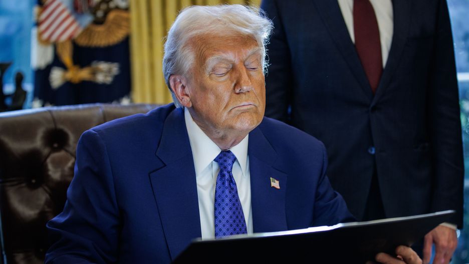 US President Donald Trump looks on as he signs executive orders in the Oval Office at the White House in Washington, DC, USA, 14 February 2025. The executive orders signed on 14 February were on federal funding going to schools and universities related to the coronavirus pandemic as well as energy production. EPA/SAMUEL CORUM / POOL Dostawca: PAP/EPA.