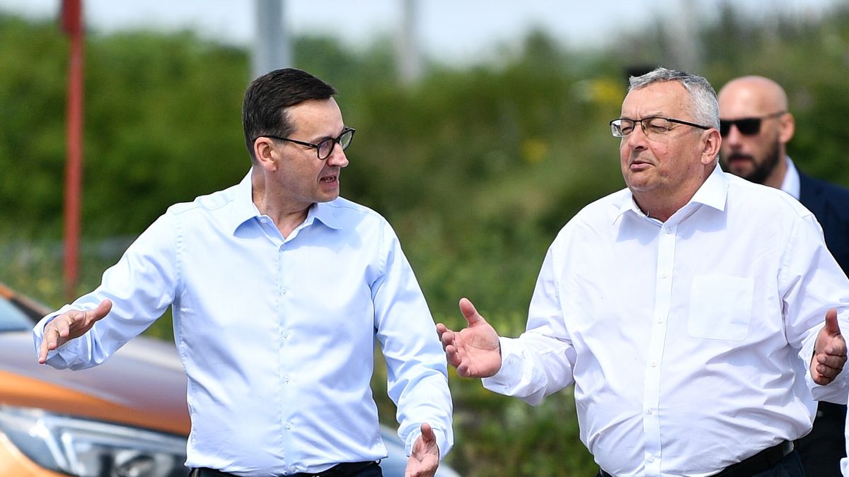 Premier Mateusz Morawiecki i minister Andrzej Adamczyk na konferencji dotyczącej bezpłatnych autostrad