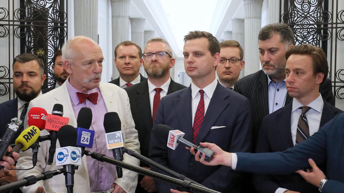 Przedstawiciele Konfederacji po niejawnym posiedzeniu w Sejmie.