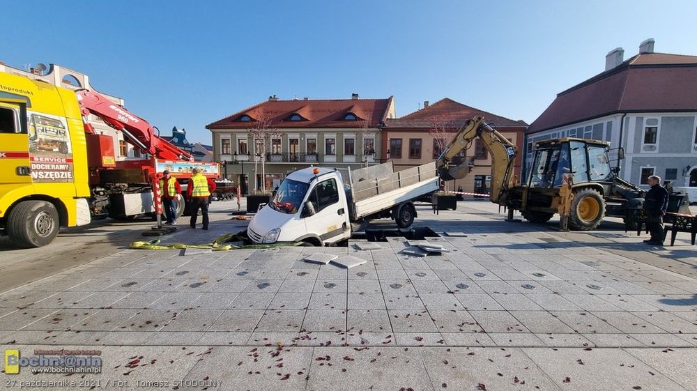 Samochód zniszczył nową fontannę multimedialną w Bochni