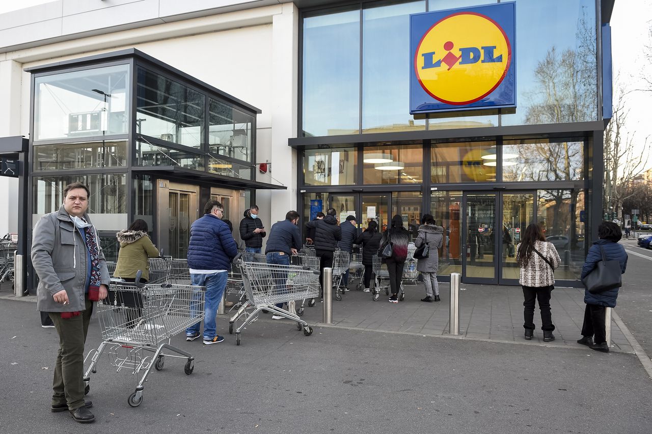 Zarobki kasjerów w dyskontach. Pół Polski zazdrości. Pokazujemy, ile zarabiają