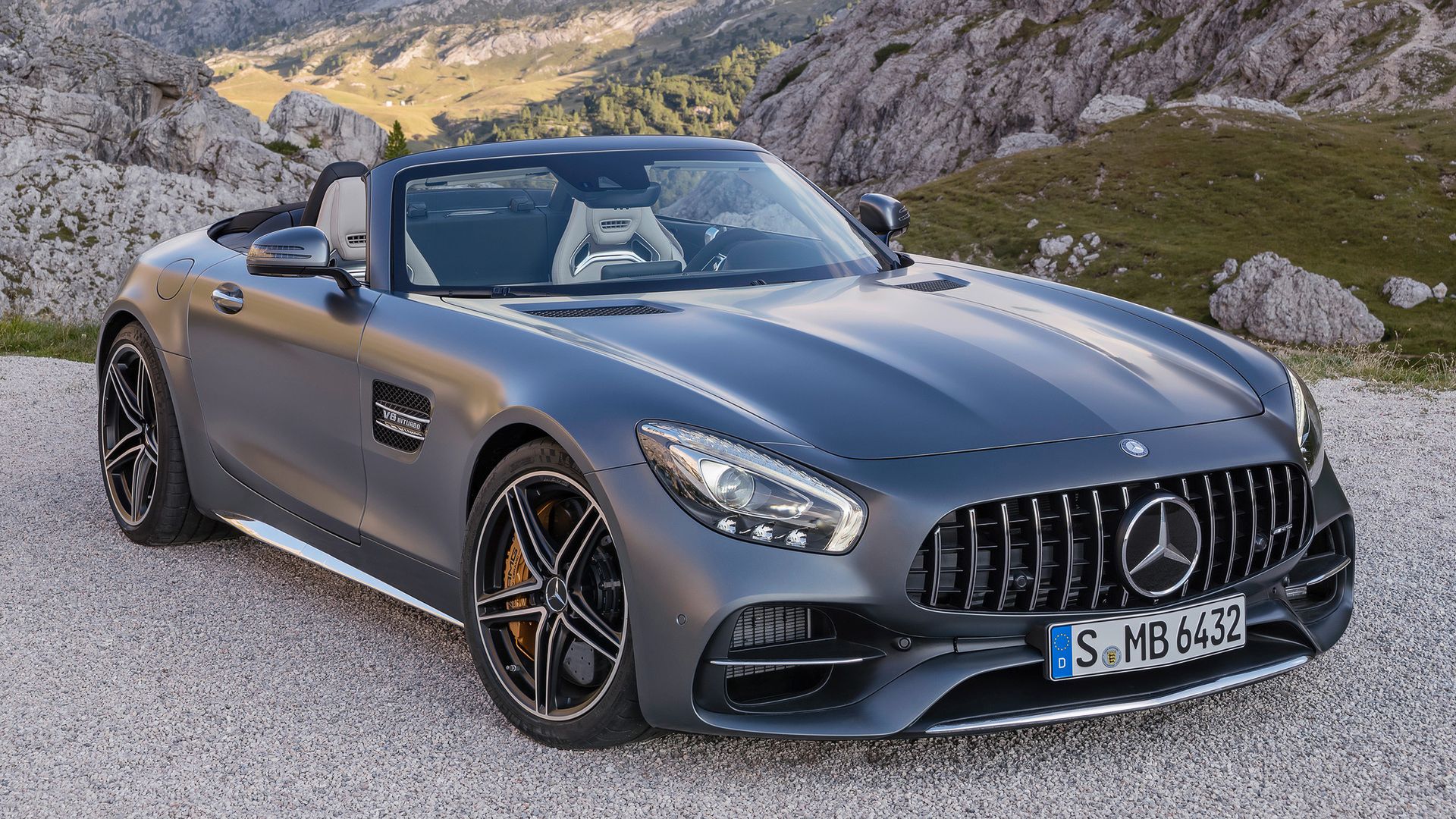 Dla modeli z serii Roadster przewidziano także aktywną kratę grilla znaną z Mercedesa-AMG GT R. Ma ona na celu zmniejszenie oporu powietrza lub wygenerowanie lepszego przepływu przez chłodnicę - w zależności od potrzeb. Zwróćcie uwagę, że grill przypomina ten z GT R, a nie standardowego GT czy GT S. Całe nadwozie Roadsterów jest skonstruowane w taki sposób jak GT R.