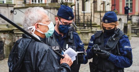 Koronawirus w Polsce. Nie nosili maseczki w "czerwonych" powiatach. Są pierwsze kary