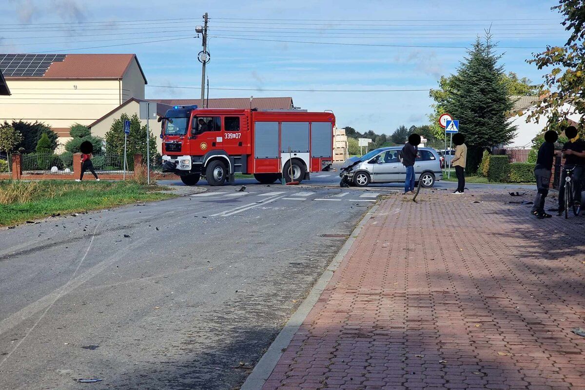 Wypadek w Majdanie Radlińskim. Zderzenie busa dostawczego z osobówką