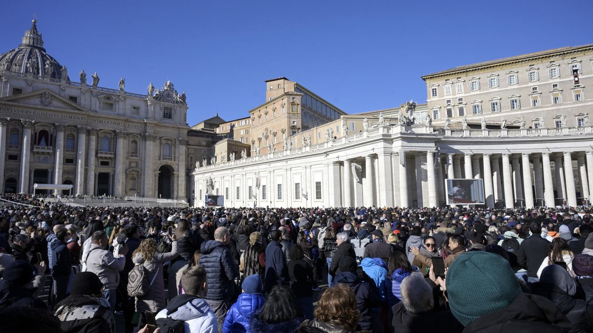 People gather in Saint Peter's Square for Pope Leo XIV's Sunday Angelus prayer in Vatican City, 28 December 2025. EPA/RICCARDO ANTIMIANI Dostawca: PAP/EPA.