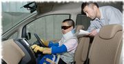 Kostium, symulujący starsze osoby za kierownicą