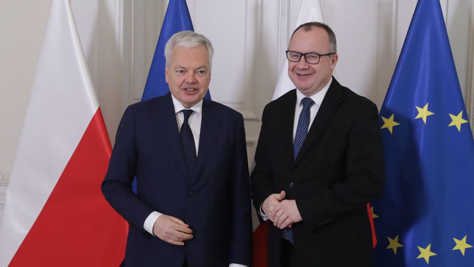 Warszawa, 19.01.2024. Minister sprawiedliwości, prokurator generalny Adam Bodnar (P) i komisarz UE ds. sprawiedliwości Didier Reynders (L) podczas spotkania w Ministerstwie Sprawiedliwości w Warszawie, 19 bm. Politycy mają rozmawiać m.in. o możliwości zrealizowania reform, które pozwolą na zamknięcie procedury z art. 7. Traktatu o UE, wszczętej z powodu naruszania przez Polskę praworządności. (jm) PAP/Tomasz Gzell
