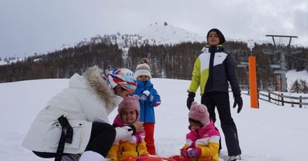 Urocza gromadka. Partnerka Ronaldo szalała z dziećmi na śniegu