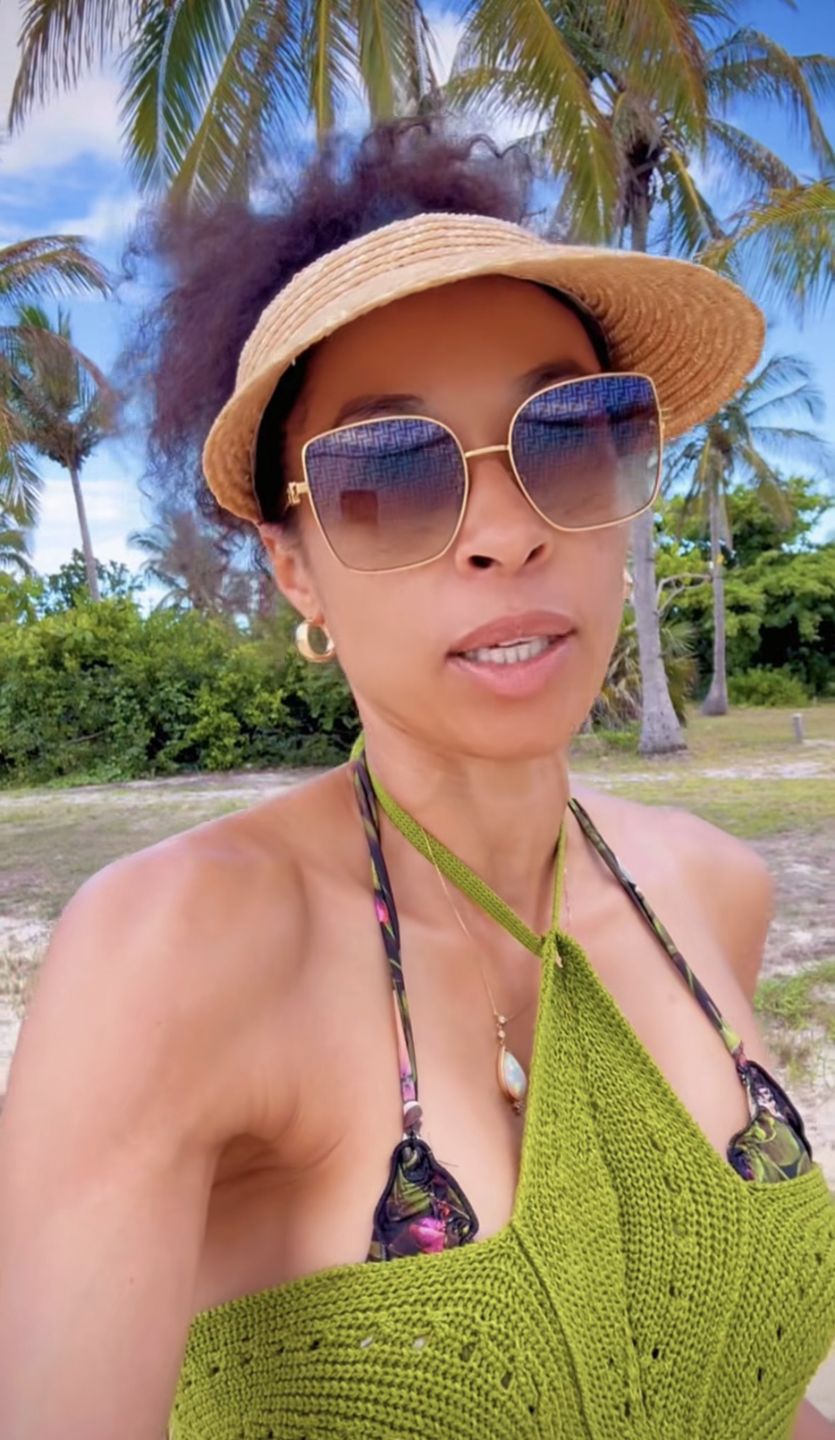 Omenaa Mensah załamana śmieciami na plaży