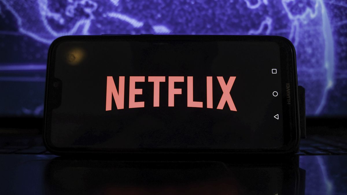 POLAND - 2022/01/21: In this photo illustration, a Netflix logo is displayed on a smartphone screen. (Photo Illustration by Omar Marques/SOPA Images/LightRocket via Getty Images)