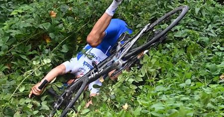 #dziejesiewsporcie: niesamowity pech kolarza! Prowadził w wyścigu, ale... wylądował w krzakach