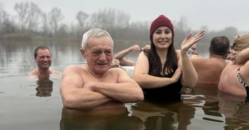 Koprzywnica: Morsy wróciły nad miejscowy zalew. Nie straszna im jesienna aura