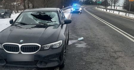 Bryła lodu przebiła szybę. Kierowca ciężarówki odjechał z miejsca