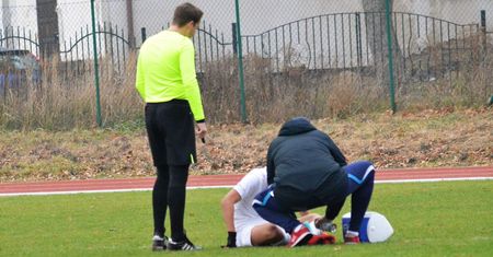 Skandal podczas meczu. Zawodnik rzucił się na sędziego