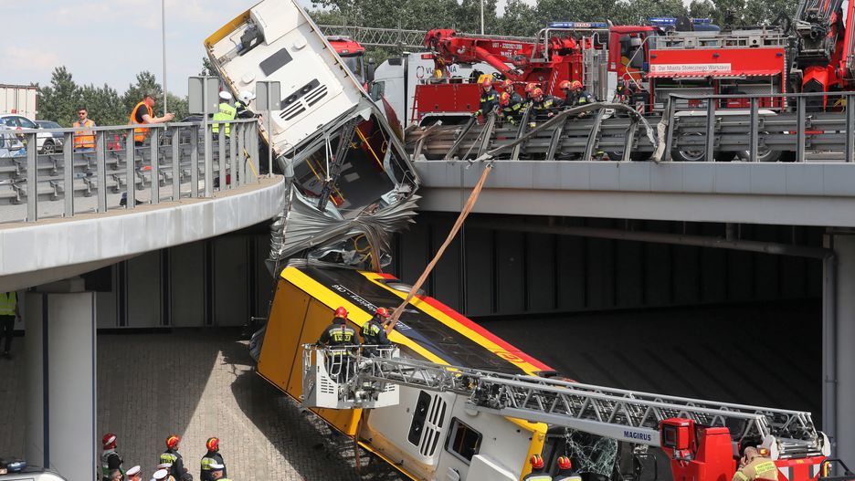 Warszawa. Wypadek autobusu. Media: Kierowca pod wpływem narkotyku