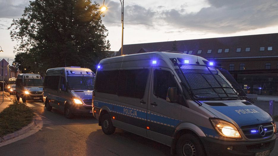 Lubin, 08.08.2021. Policja podczas protestu przed Komendą Powiatową Policji na ul. Traugutta w Lubinie, 8 bm. W piątek 6 bm. policjanci interweniowali w sprawie mężczyzny, który miał być pod wpływem narkotyków i rzucać w okna mieszkańców kamieniami. Policjanci po przybyciu go obezwładnili. Protestujący uważają że mężczyzna zmarł podczas interwencji. (aldg) PAP/Aleksander Koźmiński