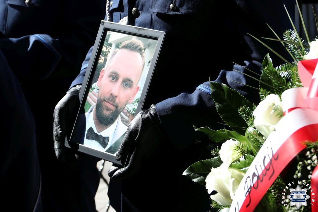 Kielce: Ostatnie pożegnanie sierżanta Adriana Kumora - kieleckiego policjanta, który zginął w tragicznym wypadku w Stopnicy