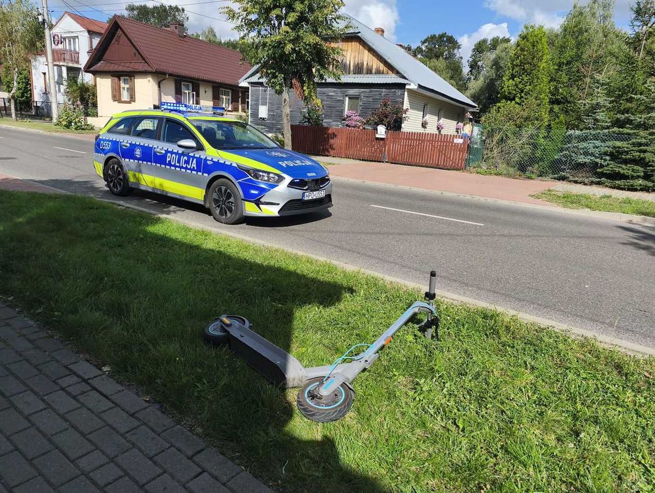 Parczew: 15-latek na hulajnodze uderzył głową o asfalt. Nie miał kasku
