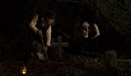 Nigdy nie ufaj zwłokom - Plakat i zwiastun horroru I Sell the Dead 1