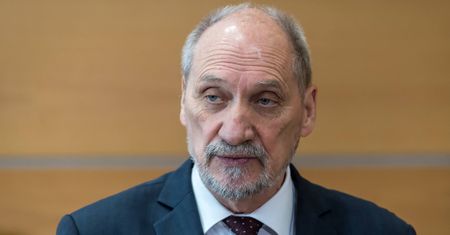 Nowy Rok 2021. Antoni Macierewicz z wpadką w felietonie: wirus LGTB