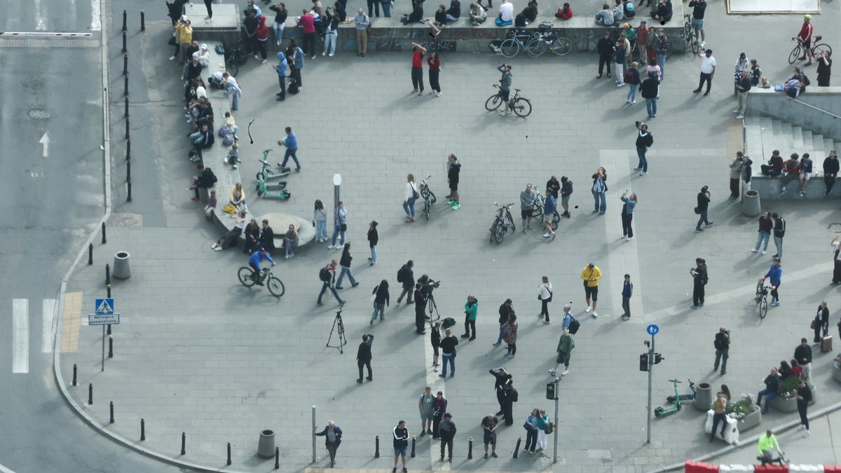 WARSAW, POLAND - MAY 31: People look as Jaan Roose walks a highline between the Palace of Culture and Science and Varso Tower during the Red Bull Time Line in Warsaw, Poland, May 31, 2026. During the event Estonian slackliner crossed a 500-meter-long line suspended about 180 meters above the city streets between two tallest buildings in Poland. (Photo by Jakub Porzycki/Anadolu via Getty Images)