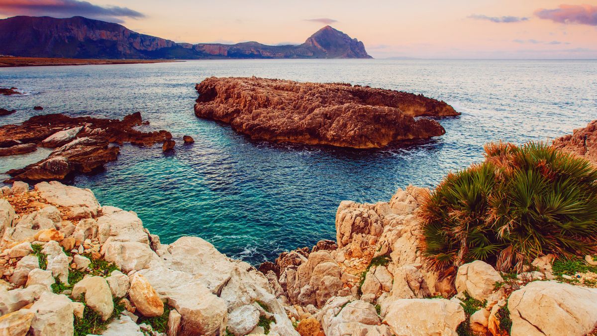 Favignana to klasyczny przykład turystyki filmowej. (Trapani)