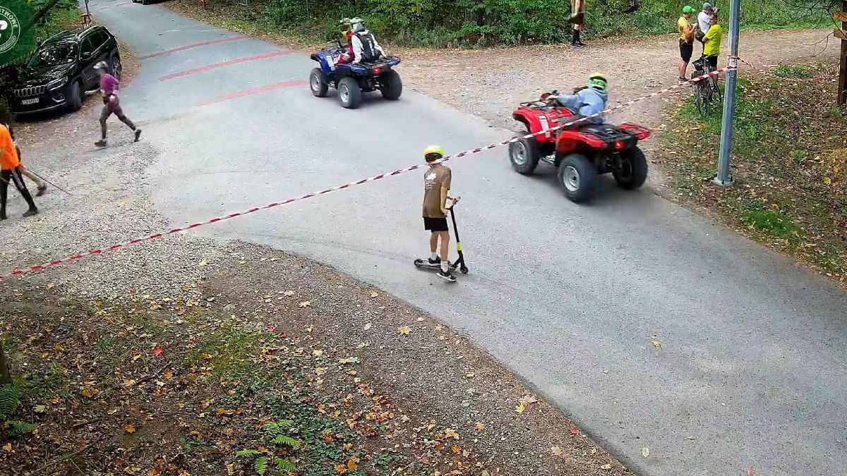 Kierowcy quadów wjechali na trasę biegu po Lesie Kozłowieckim