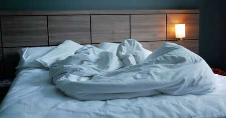 Nie chciał iść do więzienia, schował się pod łóżkiem. 19-latek wpadł przez lustro w pokoju
