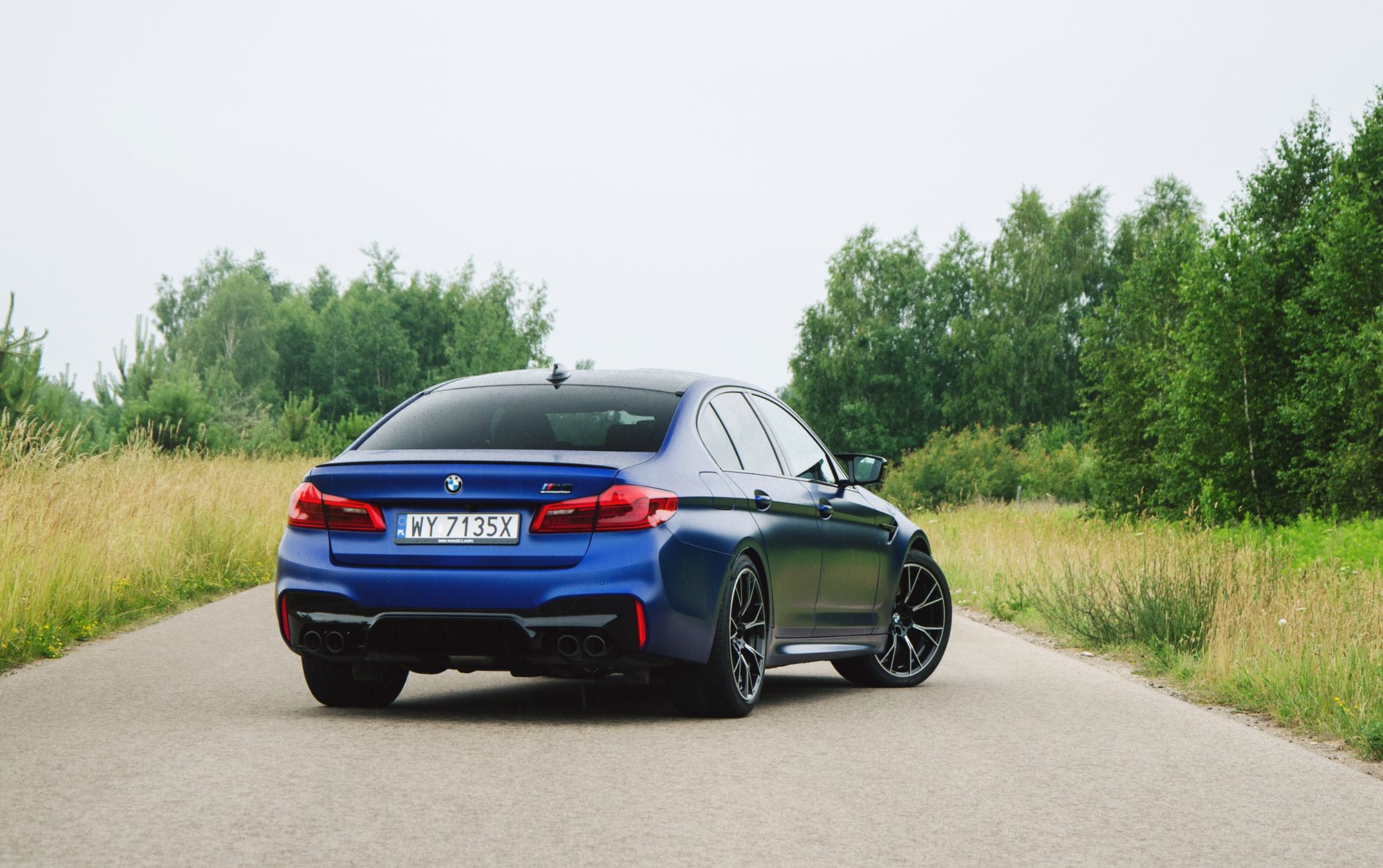 BMW M5 Competiton jest dość stonowanym samochodem. Nawet te najbardziej sportowe elementy nadwozia nie są wulgarne. Nie można tego powiedzieć także o brzmieniu.