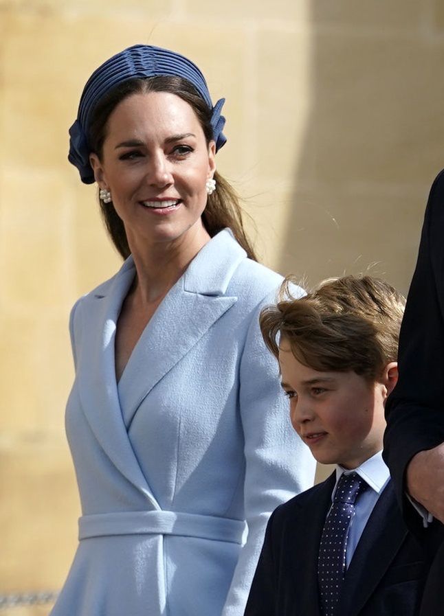 Brytyjska rodzina królewska w drodze na mszę wielkanocną. Kate i William przyciągali wszystkie spojrzenia. George i Charlotte nie byli zadowoleni