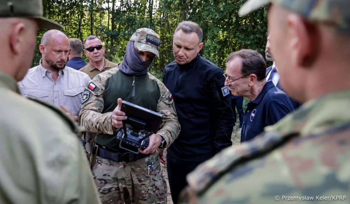 Prezydent Andrzej Duda i minister spraw wewnętrznych Mariusz Kamiński  podczas wizyty w placówce Straży Granicznej