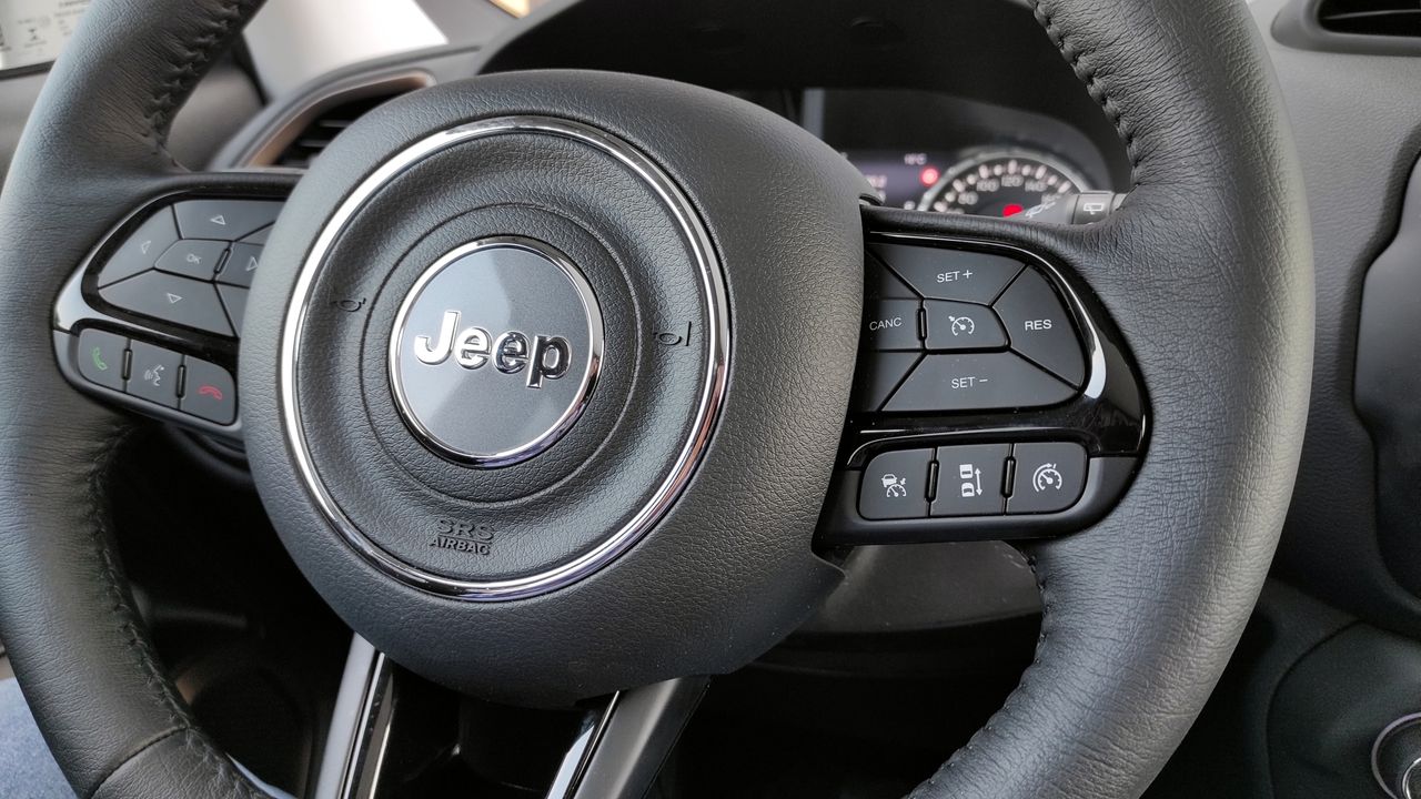 Jeep chwali się autonomicznością poziomu drugiego. W praktyce trochę na wyrost