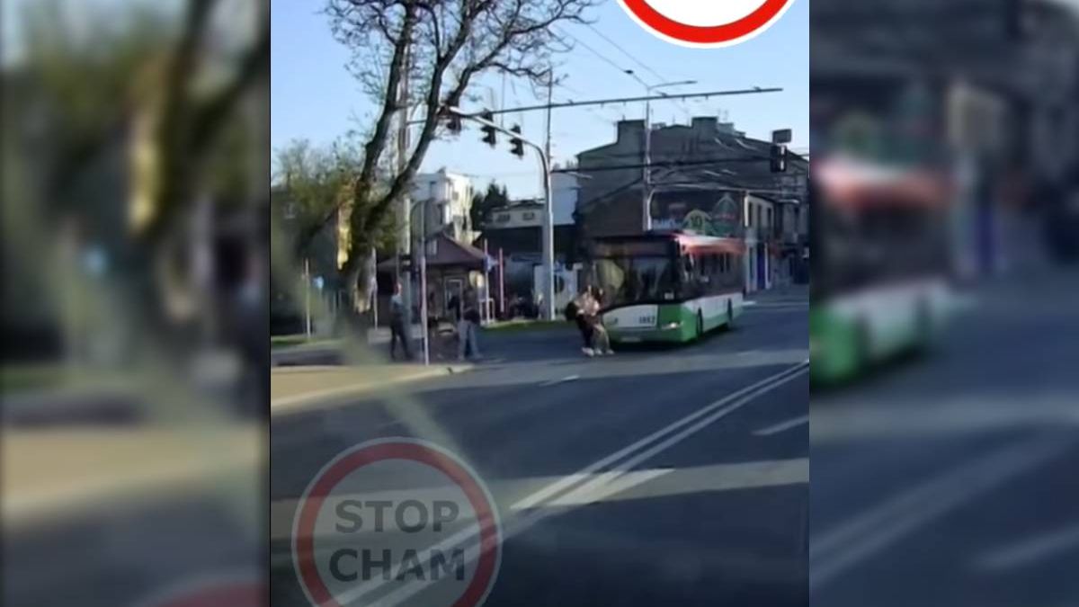 Kierowca autobusu miejskiego omal nie potrącił dwóch nastolatek na przejściu dla pieszych na ul. Narutowicza w Lublinie