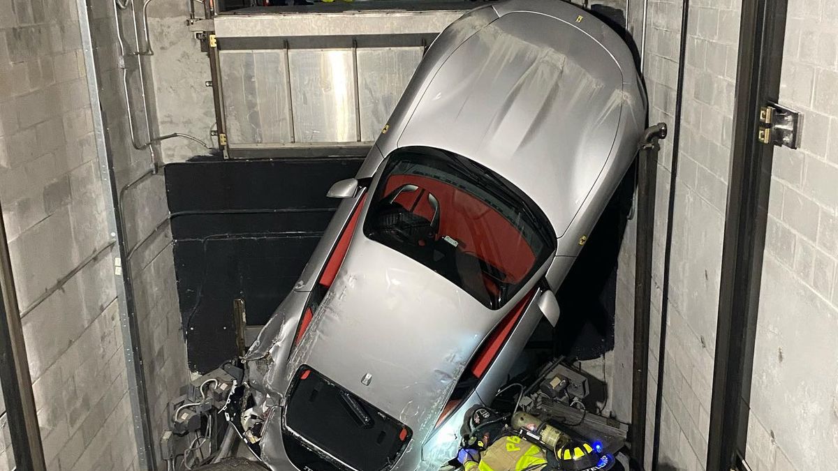 Wypadek Ferrari Roma w windzie salonu Ferrari w Palm Beach