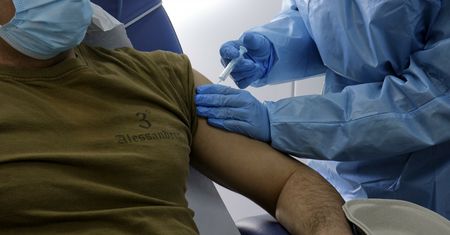 COVID-19. Adam Niedzielski o krok od ważnej decyzji ws. szczepień