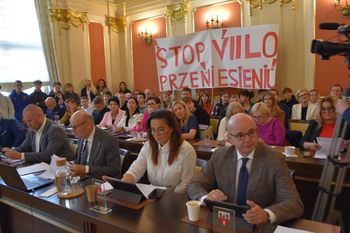 Kalisz: Władze chcą przekształcić VII LO. Szkolna społeczność protestuje