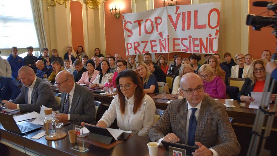 Samorząd miasta zamierza przekształcić Zespół Szkół nr 9 w Kaliszu i przenieść VII Liceum Ogólnokształcące Szkołę Mistrzostwa Sportowego. Podczas czwartkowej tym decyzją sprzeciwiali się uczniowie, nauczyciele i rodzice.