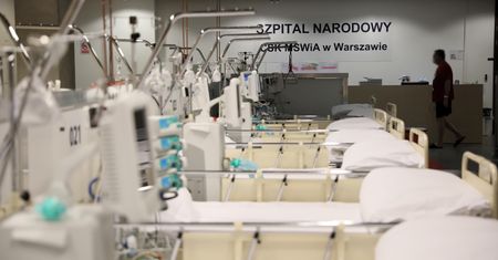 Warszawa. W Szpitalu Narodowym zajęte dwie trzecie gotowych łóżek