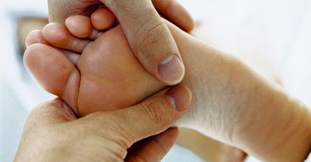 Gdy alzheimer zaatakuje mózg, objawy pojawiają się na stopach. Mogą utrudniać chodzenie