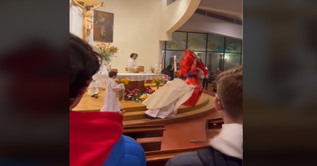To nagranie jest hitem. Ksiądz chciał podzielić się z dziećmi czekoladowym jajem