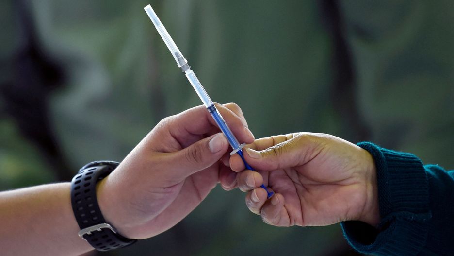 TemporaryHealth workers manipulate a dose of the Russian Sputnik V vaccine against COVID-19 at Sports Palace in Mexico City, on February 28, 2021. (Photo by ALFREDO ESTRELLA / AFP)ALFREDO ESTRELLA