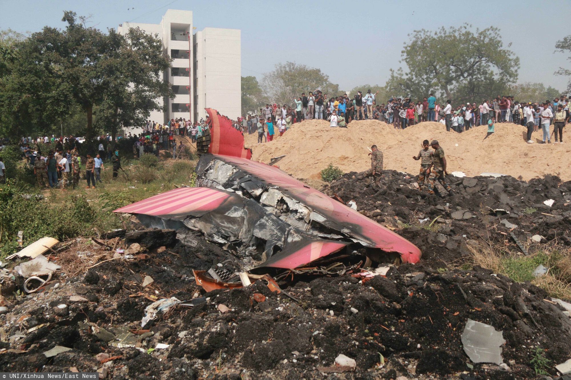 Katastrofa samolotu w Ahmedabadzie w Indiach
(250612) -- AHMADABAD, June 12, 2025 (Xinhua) -- People look at the debris of an Air India plane crashed in Ahmedabad of India's Gujarat state, June 12, 2025.
  An Air India flight to London with 242 people on board, including two pilots and 10 cabin crew members, crashed Thursday shortly after takeoff from an airport in the western Indian state of Gujarat, officials said. Senior police officer confirms at least 110 dead in the crash, according to local media reports.
   The flight took off from the Sardar Vallabhbhai Patel International Airport in Ahmedabad, about 17 km south of Gandhinagar, the capital city of Gujarat. (UNI/Handout via Xinhua)
UNI
