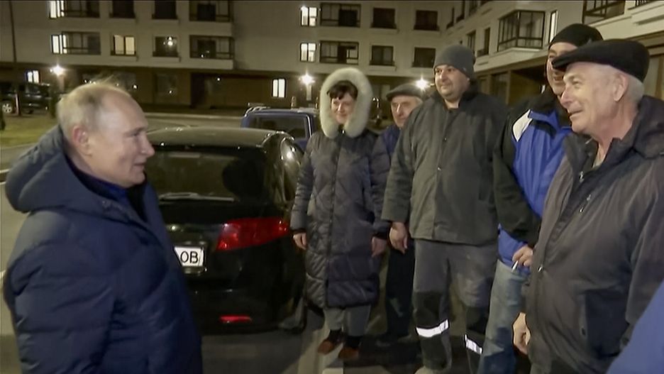 A still image taken from a handout video provided by the Russian President's press service on 19 March 2023 shows Russian President Vladimir Putin (L) speaks with locals during his visit to Mariupol, eastern Ukraine, late 18 March 2023. Putin visited the Russian-occupied city after he visited Crimea on the ninth anniversary of Russia's annexation of the Black Sea peninsula. According to the Kremlin, Putin had conversations with local residents, visited an apartment of one of the locals, assessed new roads, and followed the construction of new facilities in the city. On 24 February 2022 Russian troops entered the Ukrainian territory in what the Russian president declared to be a 'Special Military Operation', starting an armed conflict that has provoked destruction and a humanitarian crisis. EPA/RUSSIAN PRESIDENT PRESS SERVICE/HANDOUT HANDOUT BEST QUALITY AVAILABLE HANDOUT EDITORIAL USE ONLY/NO SALES Dostawca: PAP/EPA.