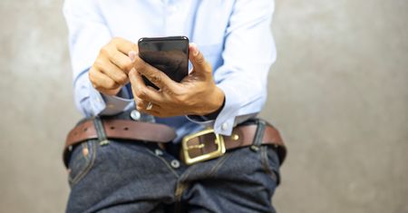 Smartfon w toalecie. Kupa Polaków robi to z urządzeniem w ręku