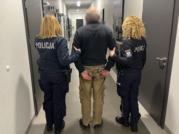 Wyrzysk: Po zakupie silnika wściekł się na sprzedawcę. Wybił szybę w jego aucie, a potem mu groził