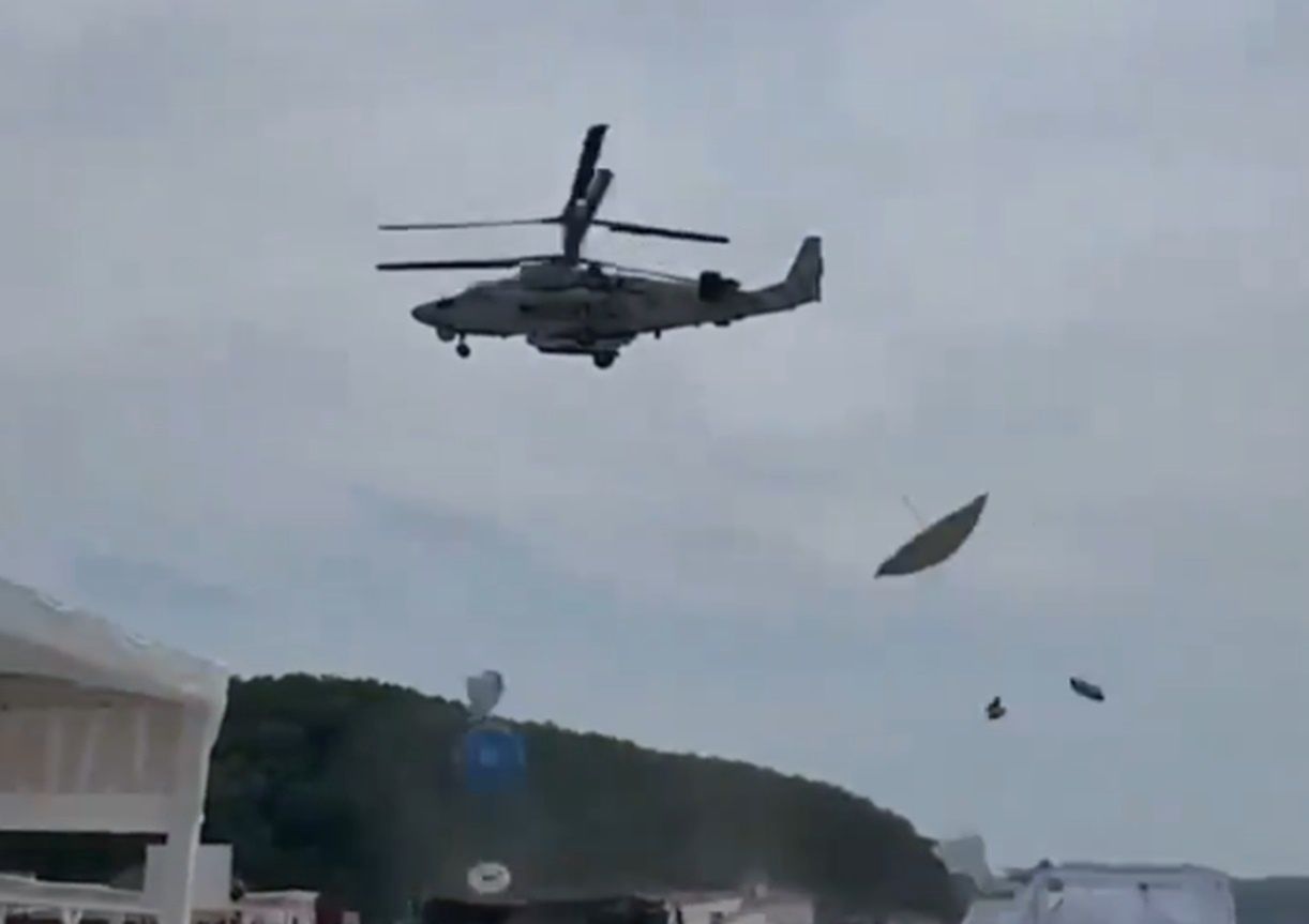 Russian helicopter terrifies beachgoers with low-flying maneuver