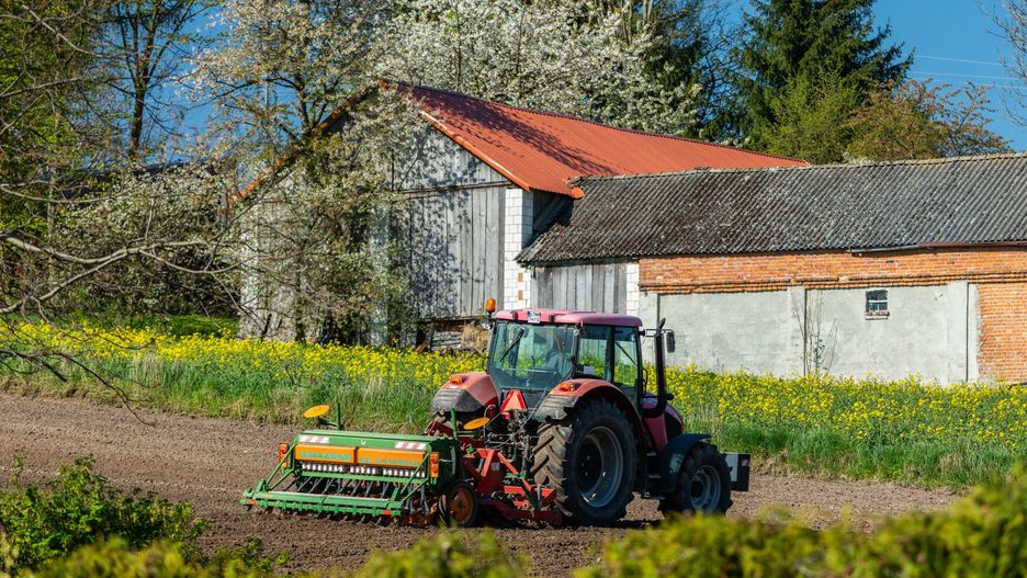 Pola uprawne. Traktor w czasie gruberowania