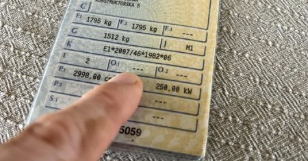 Kreski w dowodzie rejestracyjnym – co oznaczają dla właścicieli aut?